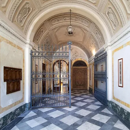 Venus Luxury In Center Town Apartment